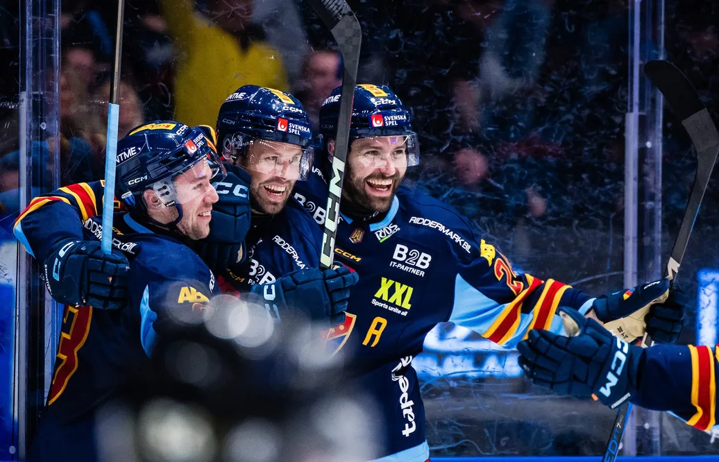 August Berg, Dick Axelsson och Ludvig Rensfeldt firar mål av Djurgården