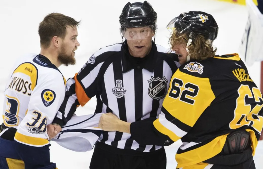 Mitt under Stanley Cup-finalen – här börjar svenskarna att slåss
