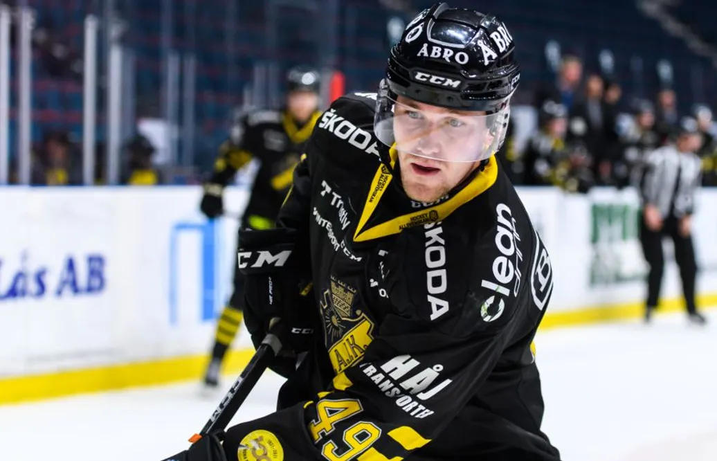 Fick lämna AIK – nu flyttar VM-backen till USA