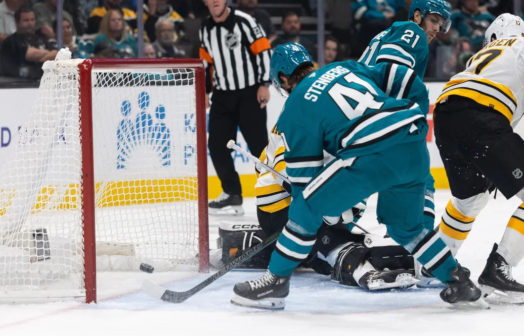 Ivar Stenberg styr in sitt första NHL-mål mot Boston Bruins. Foto: Stan Szeto-Imagn Images