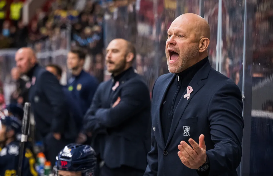 Andreas Johansson stängs av i en match.