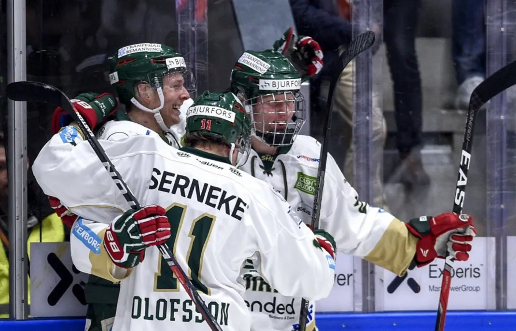 Nu har 16-åringen slagit till – näst yngste SHL-målskytten genom tiderna