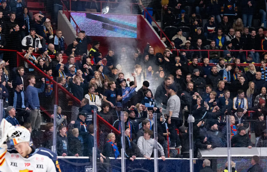 Arenan töms – matchen bryts efter pyroteknik: “Ruskigt tråkigt”