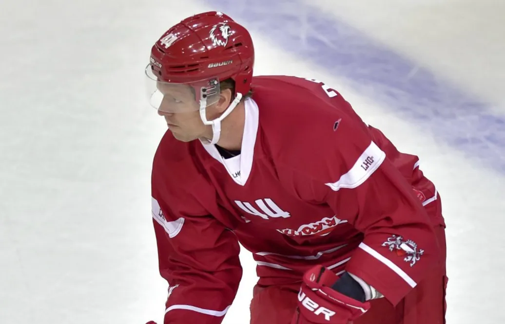Tre Kronor-veteranen blir kvar i Schweiz – förlänger med två år