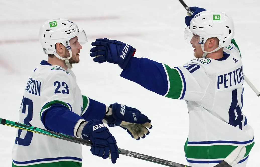 Elias Pettersson försvarar Oliver Ekman Larsson: "Led med honom"