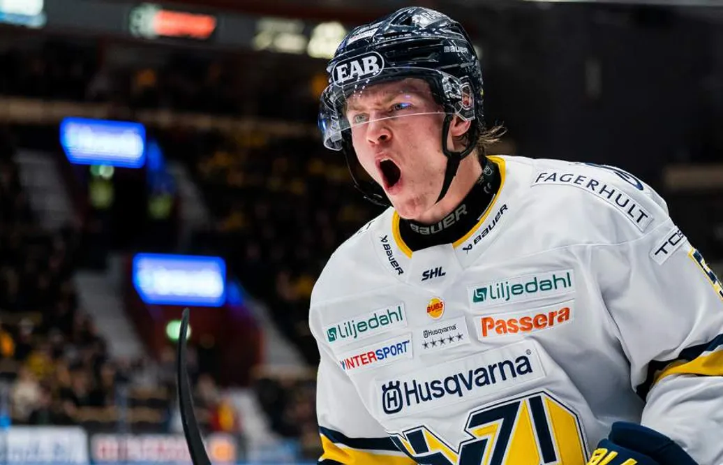 Victor Sjöholm förlänger med HV71