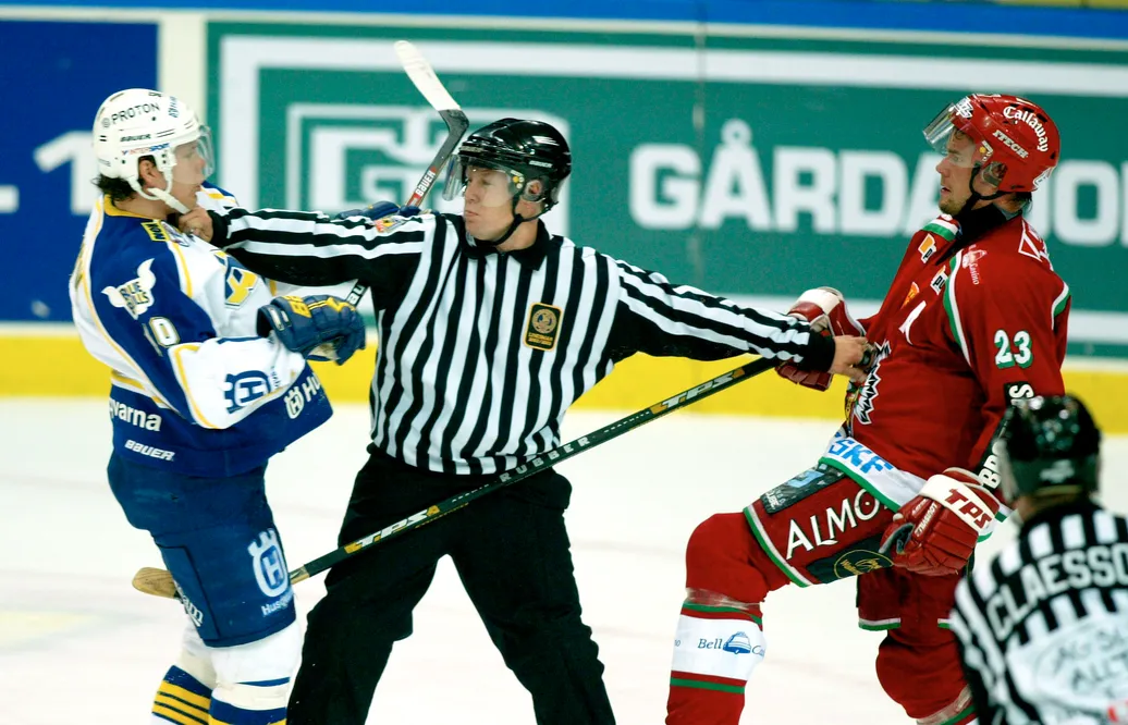 Domaren särar på Ronnie Sundin, Frölunda och Andreas Jämtin, HV71.