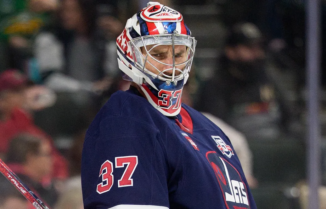 Connor Hellebuyck fortsätter förlora pengar. 