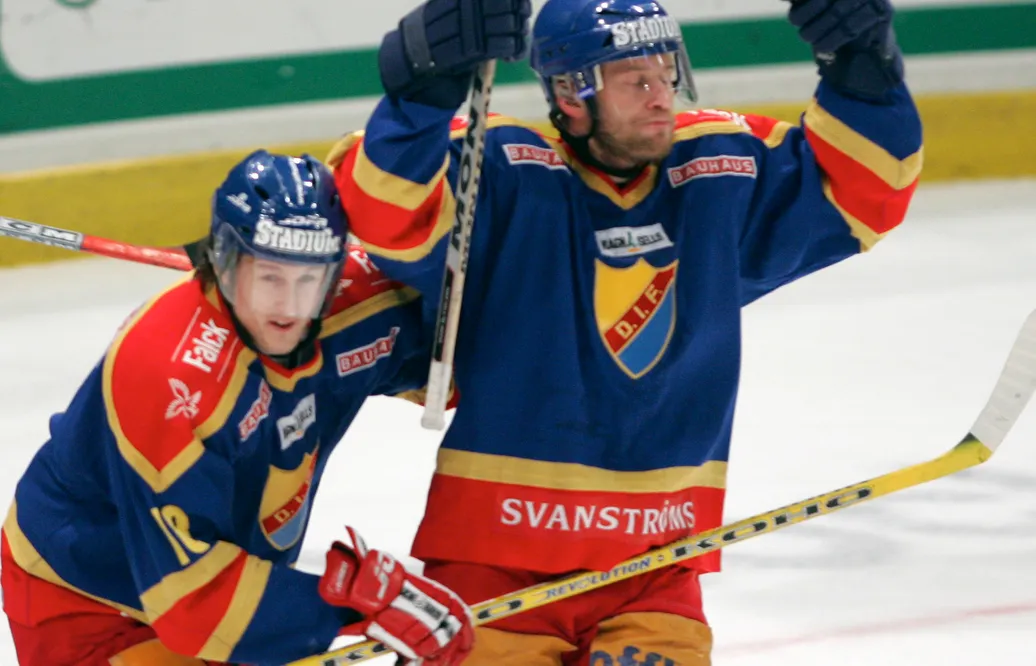 Malmös nuvarande tränare Tomas Kollar och Mariusz Czerkawski i Djurgårdströjan i en match från 2005