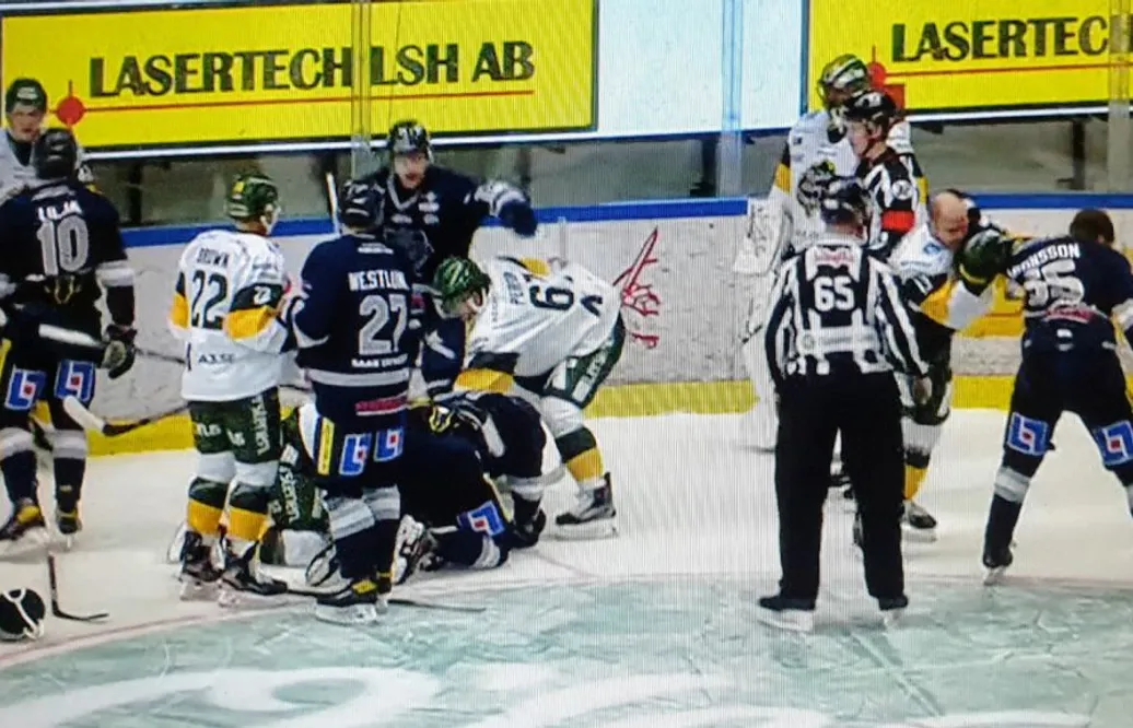 Fem (!) spelare fick matchstraff – efter storbråk