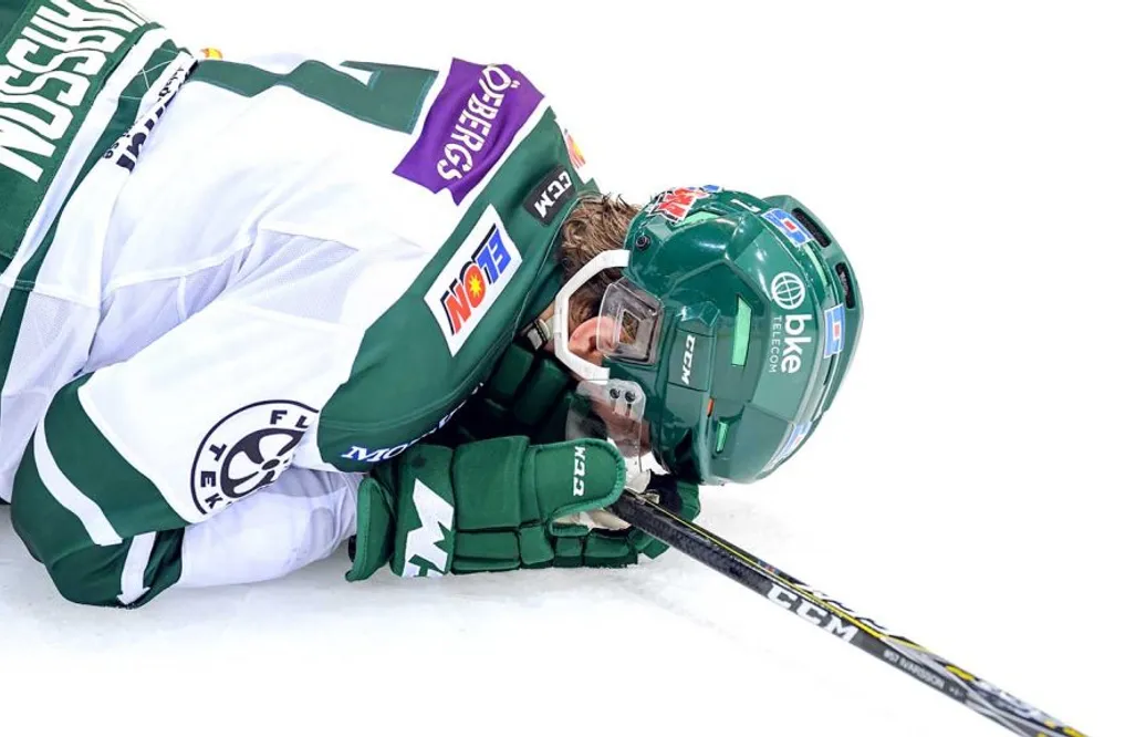 Käken sköts sönder – SHL-backen tvingas till lång vila