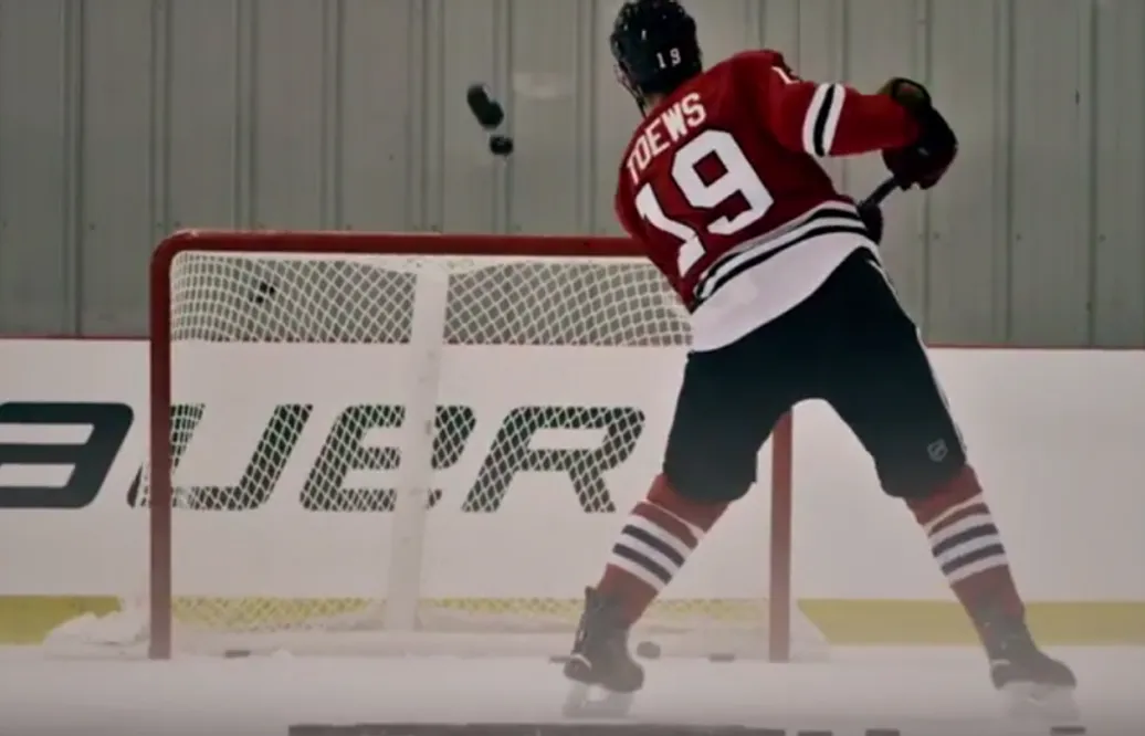 VIDEO: Se Jonathan Toews OTROLIGT LÄCKRA trickskott