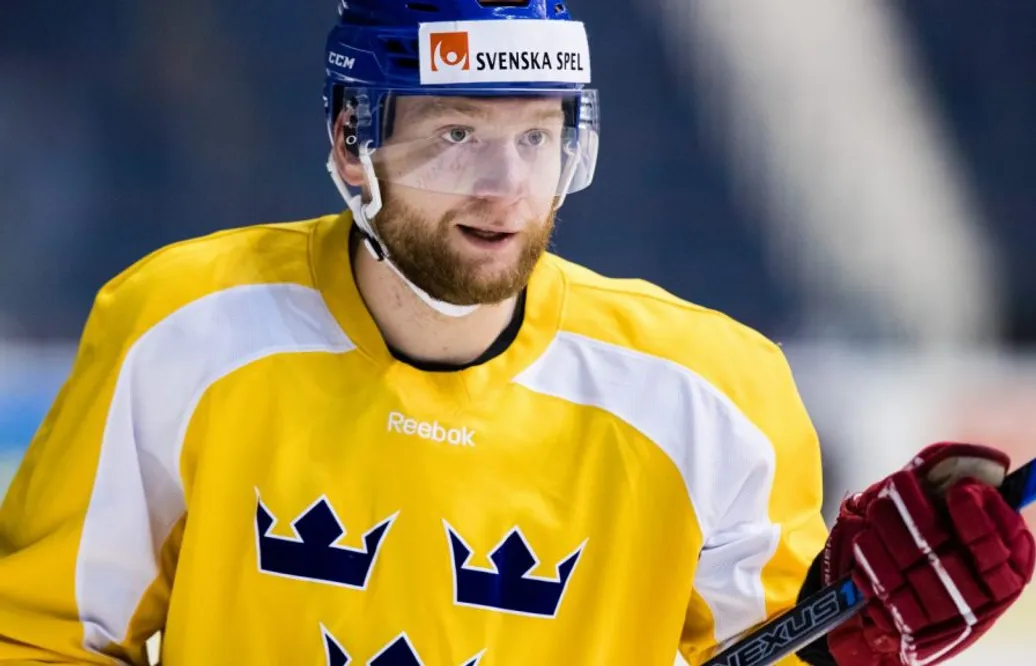 Fördes till sjukhus i ambulans – nu är Tre Kronor-backen redo för spel
