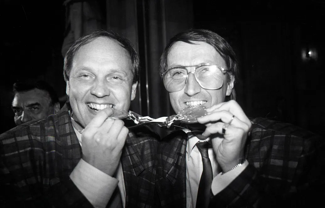Tommy Sandlin och Curre Lindström med guldmedaljerna 1987.