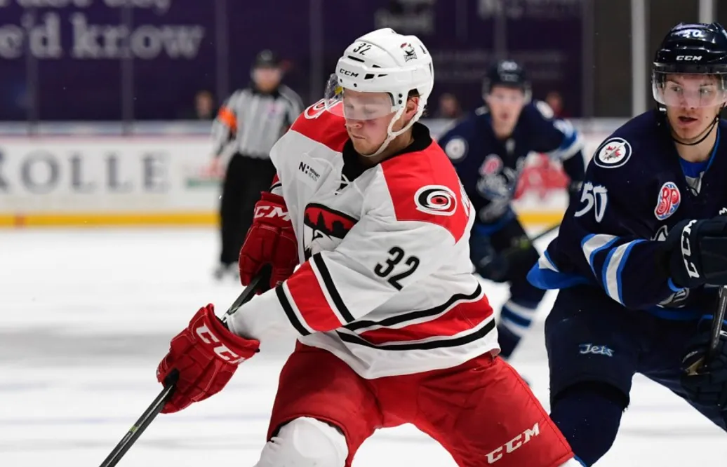 Närmar sig den stora NHL-chansen – svensken skriver nytt tvåårskontrakt