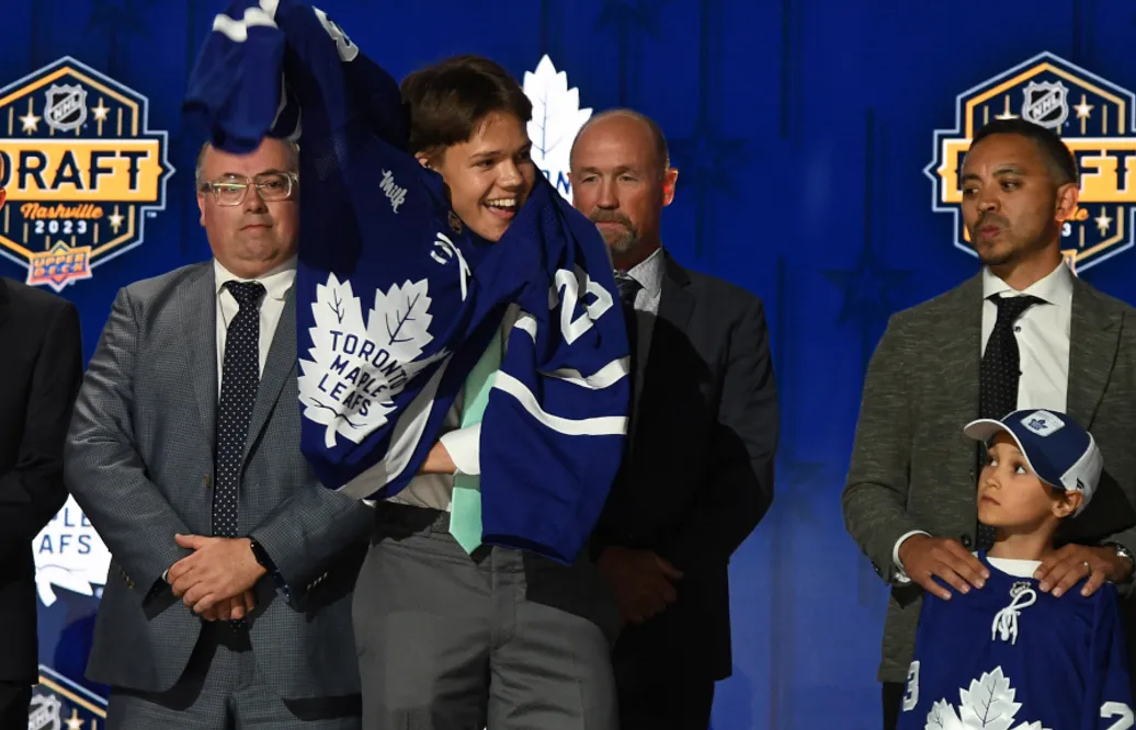 Easton Cowan skriver kontrakt med Toronto Maple Leafs