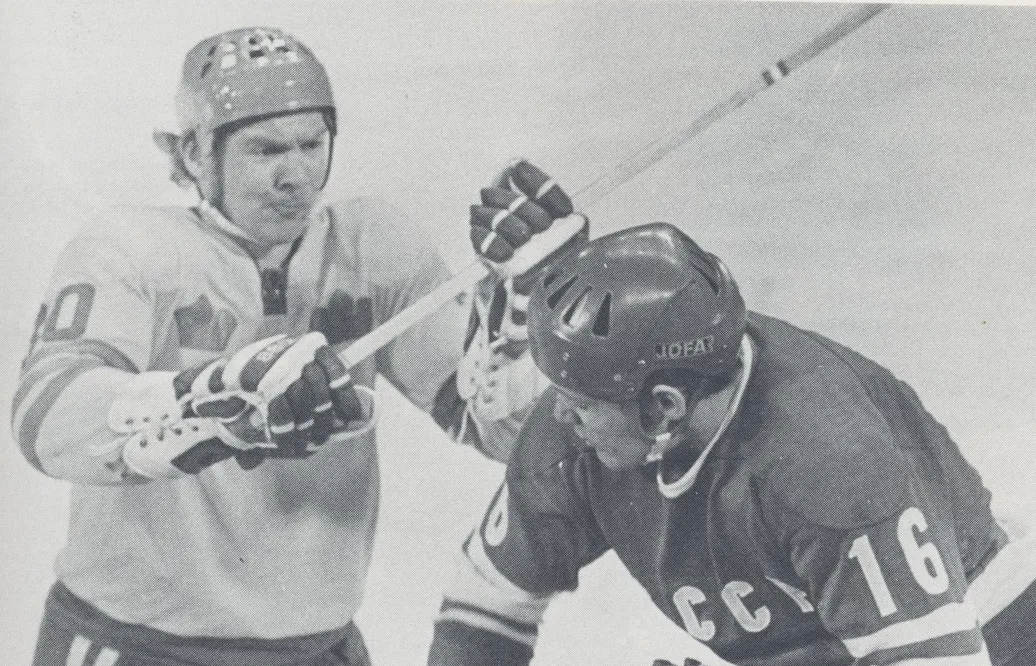 Finn Lundström och Vladimir Petrov i luven på varandra under VM 1975.