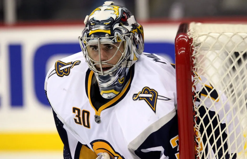 Ryan Miller får sin tröja hissad i taket av Buffalo Sabres
