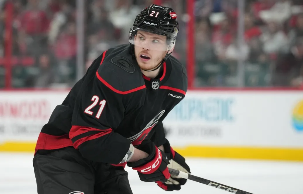 Aleksandr Nikisjin väntar på att få bli trejdad från Carolina Hurricanes. Foto: Bildbyrån