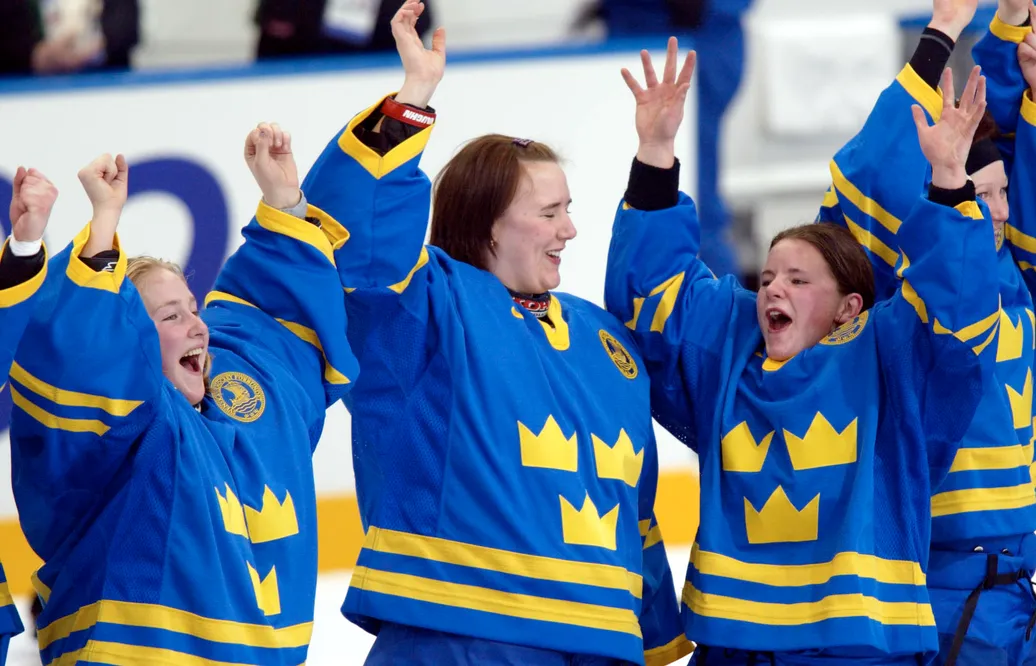 Evelina Samuelsson och målvakterna Kim Martin och Annica Ahlen firar OS-medaljen 2002