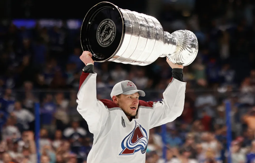 Erik Johnson skriver på för Buffalo Sabres