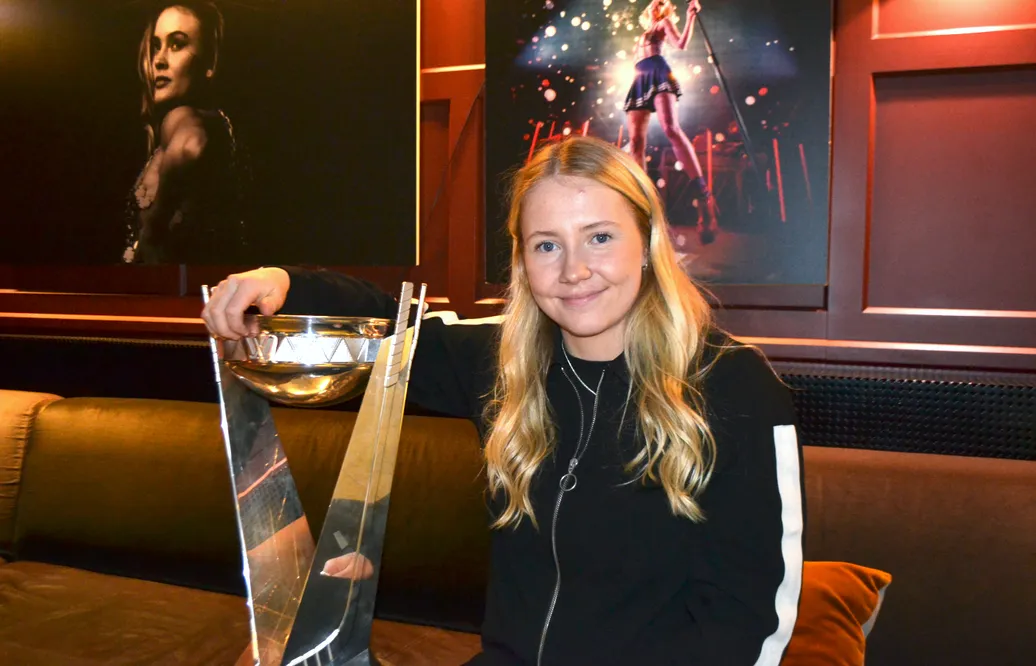 Lina Ljungblom med Walter Cup-pokalen.