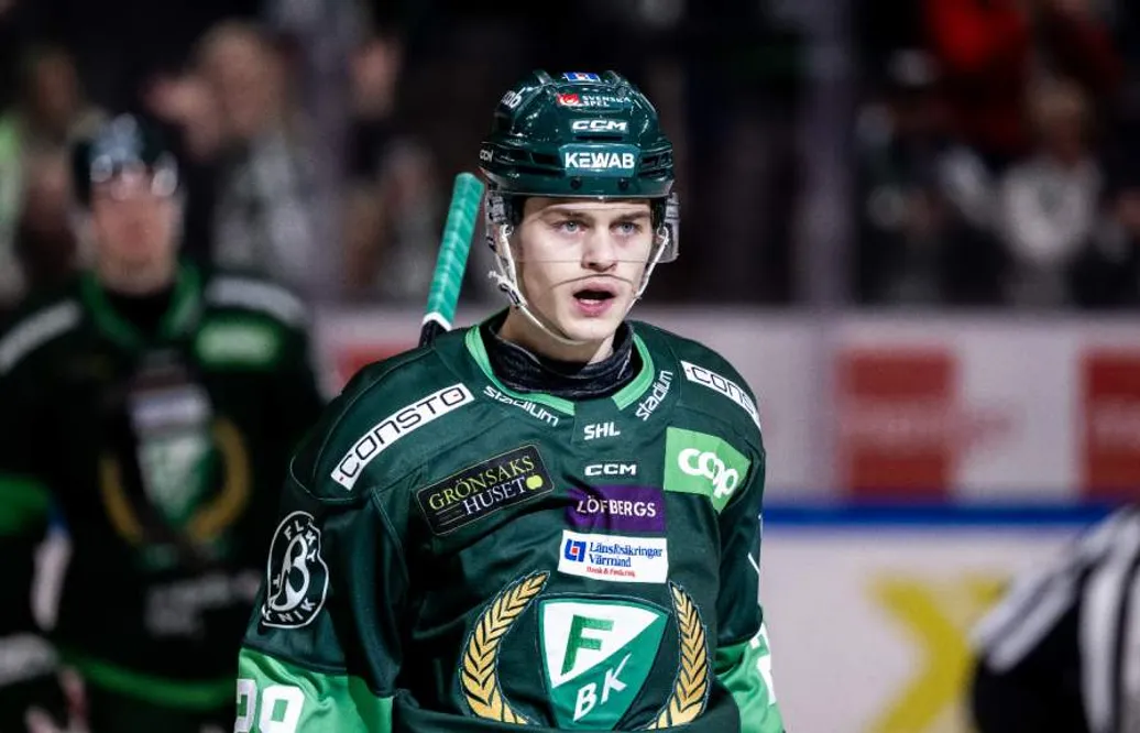 Lucas Forsell stannar med Färjestad ett tag framöver