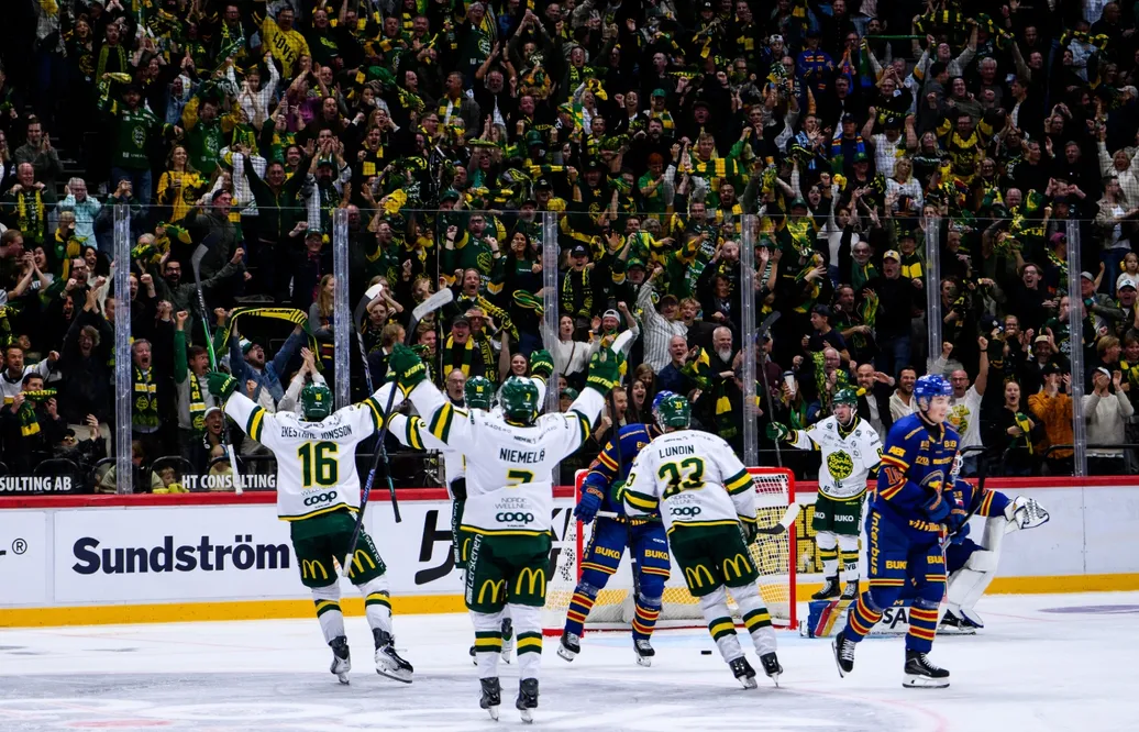 260919 BjÃ¶rklÃ¶vens supportrar jublar efter 0-2 under ishockeymatchen i SHL mellan DjurgÃ¥rden och BjÃ¶rklÃ¶ven den 19 september 2026 i Stockholm. Foto: Jesper Zerman / BILDBYRÃN / kod JZ / JZ0754