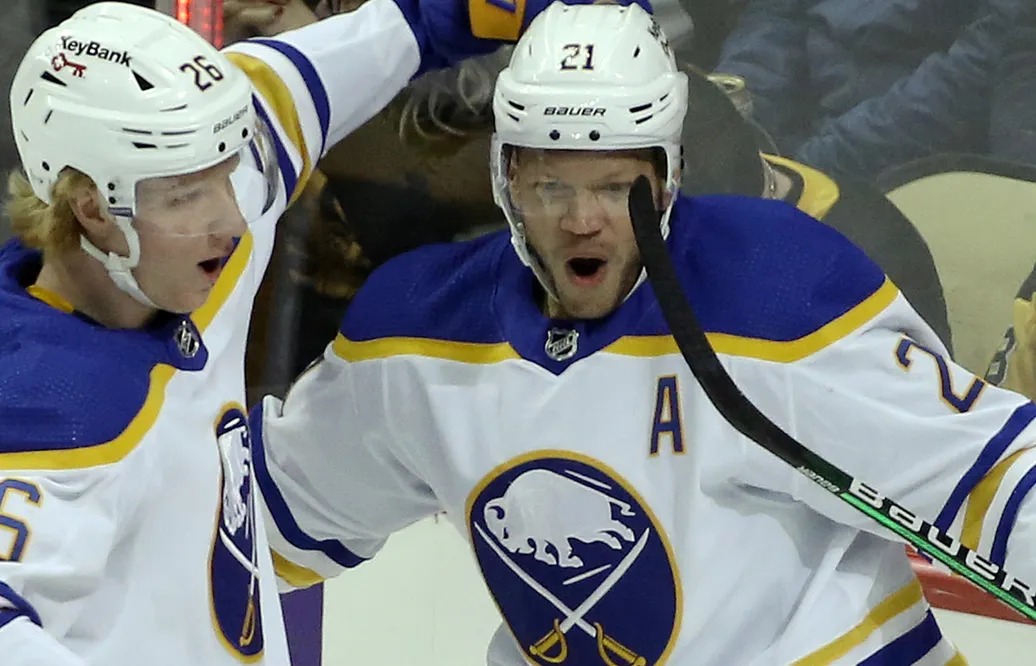 NHL: Kyle Okposo blir kvar i Buffalo