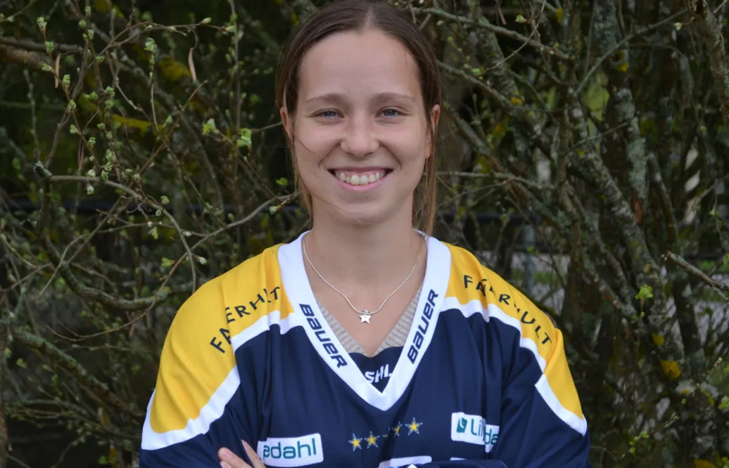 Kajsa Armborg förlänger med HV71 – och skolar om sig till back