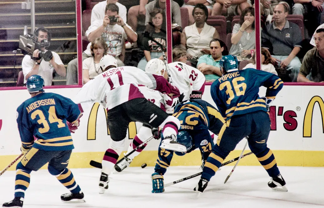Daniel Alfredsson, Leif Rohlin och Peter Popovic i kamp med Mark Messier och Claude Lemieux, World Cup 1996. 