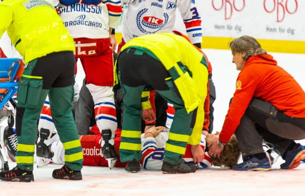 Otäcka bilder – här förs Oskarshamnsforwarden ut på bår