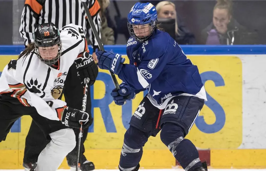Stängs av fyra matcher efter knätacklingen på landslagsstjärnan
