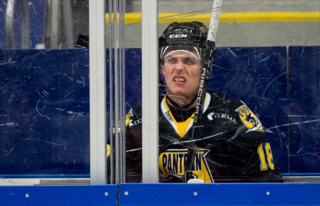Har kontrakt med Hockeyettan-lag – nu tränar han med allsvensk klubb