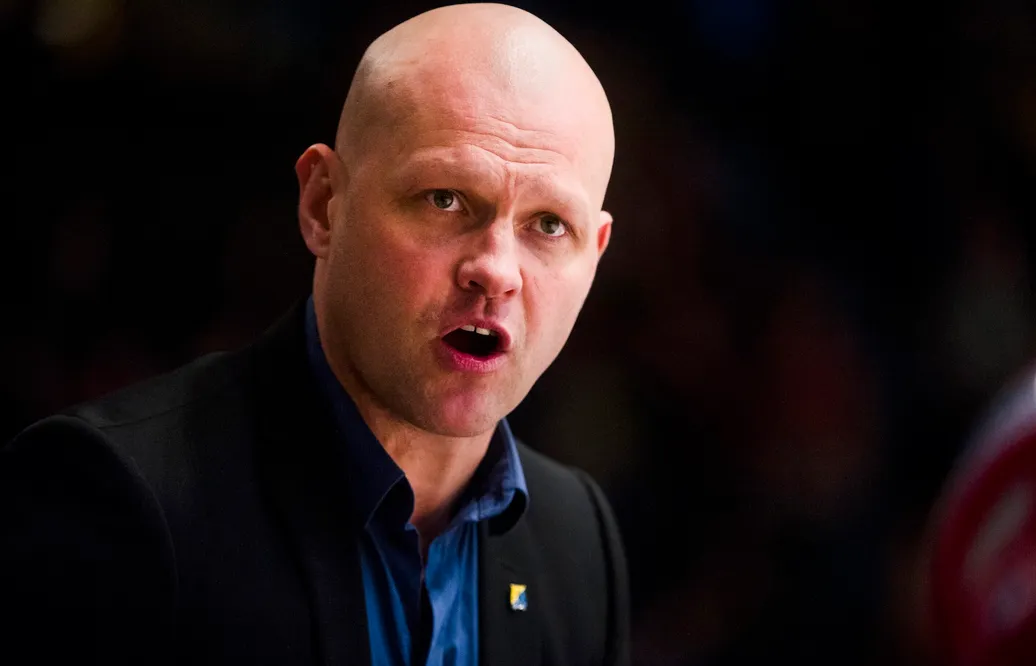 SSK:s Andreas Johansson i båset under ett derby mot Djurgården 2014