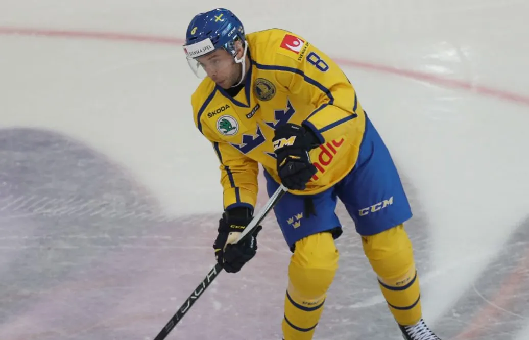 Rundblad kolliderade i KHL-matchen – ut på bår