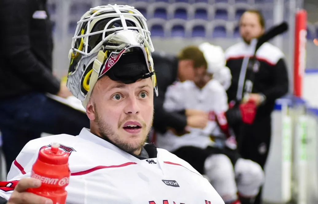 UPPGIFTER: Rekordmålvakten stannar i SHL-klubben – har skrivit långt kontrakt