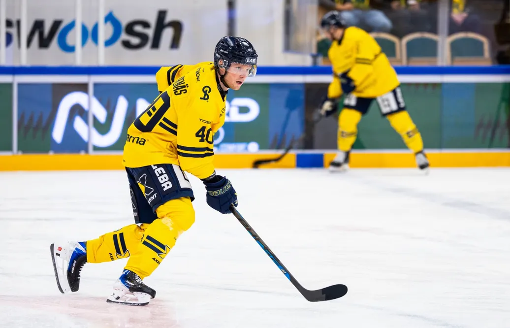 Oskar Stål Lyrenäs petas på HV71:s roadtrip.
Foto: Bildbyrån