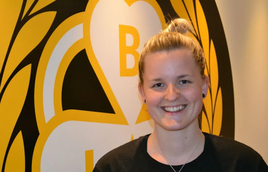 Hon bryter ny mark i Riksserien: ”Tror det kommer kvinnliga tränare inom herrhockeyn i framtiden”