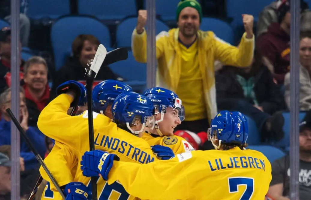 Juniorkronorna bjöd på show – Sverige är i JVM-final