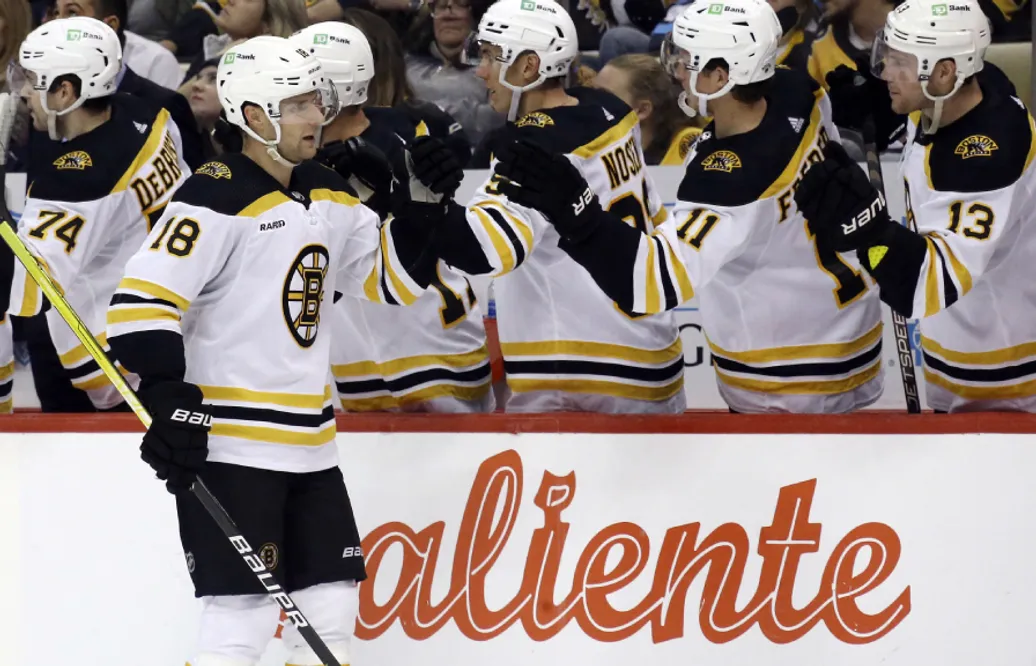 Pavel Zacha skriver nytt kontrakt med Boston Bruins