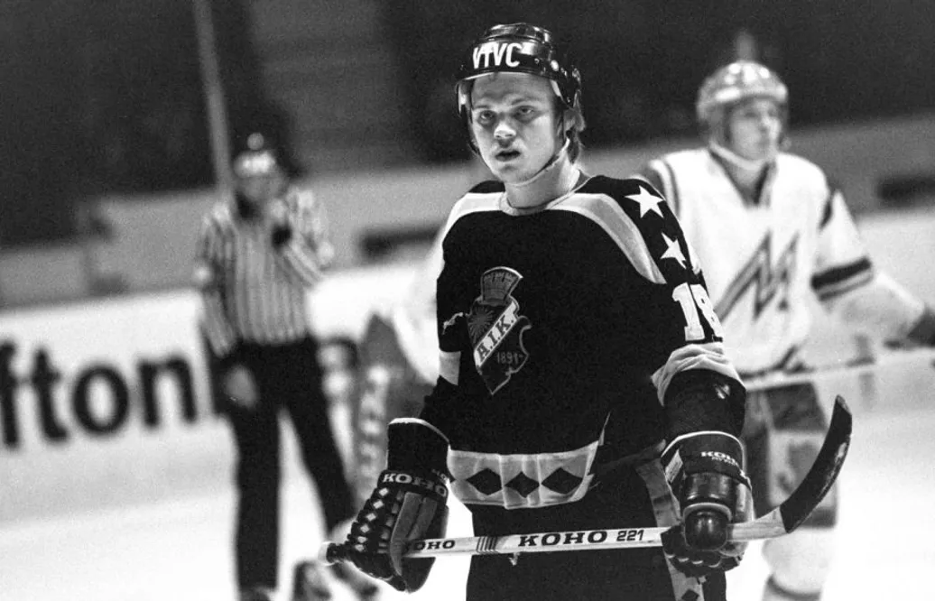 AIK hyllar legendaren – skickar upp tröjan i taket