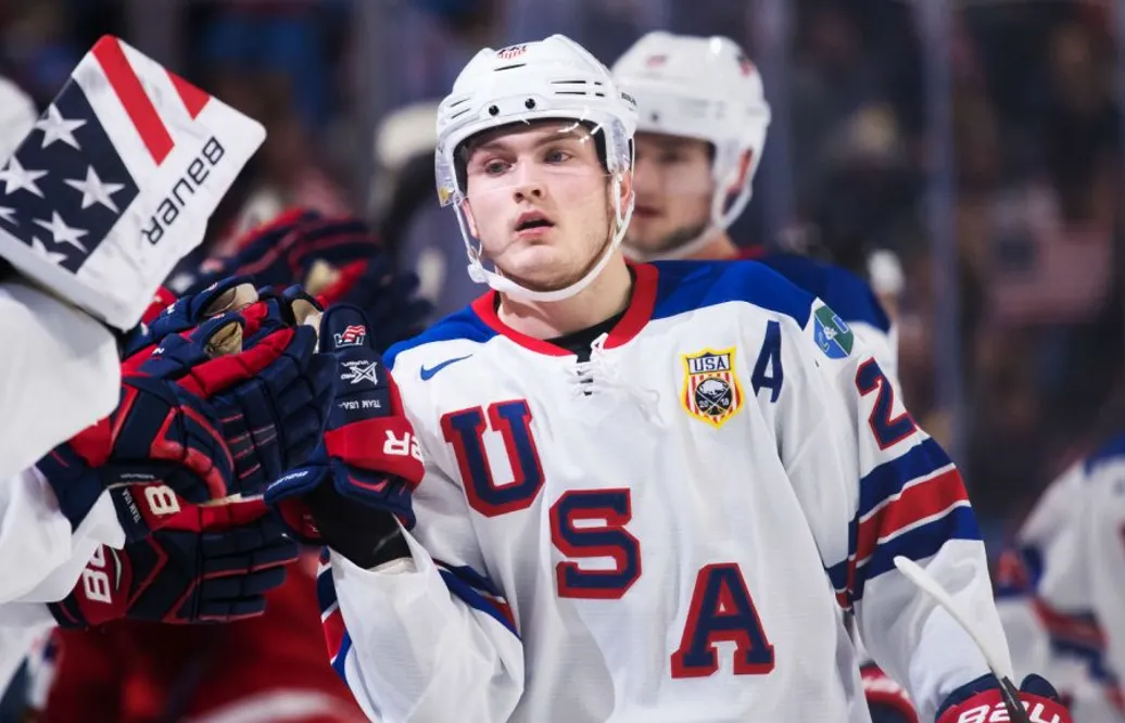 Juniorkronorna ställs mot USA i JVM-semifinal – efter legendarsonens kanonskott