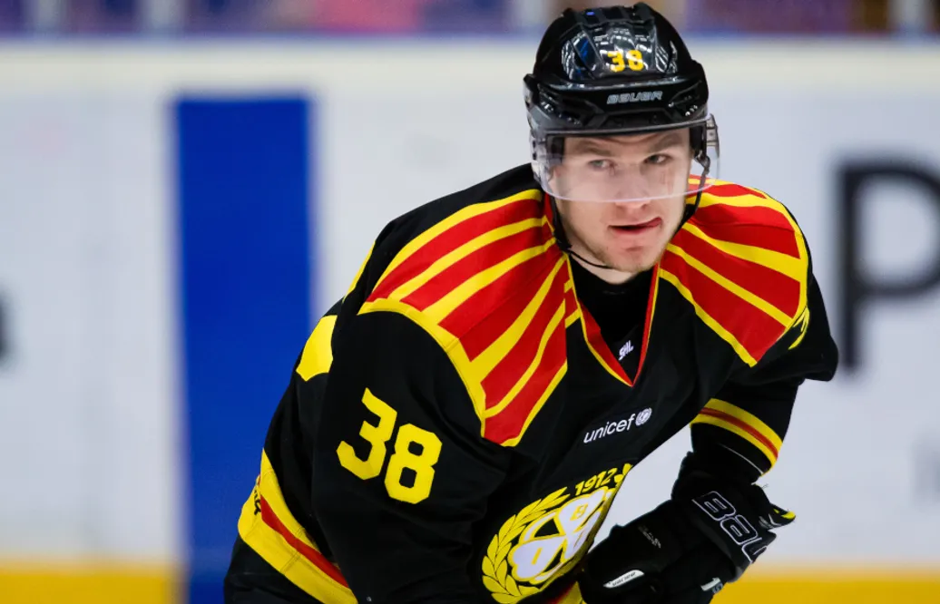 Adrian Elefalk tvingas sluta – 22 år gammal