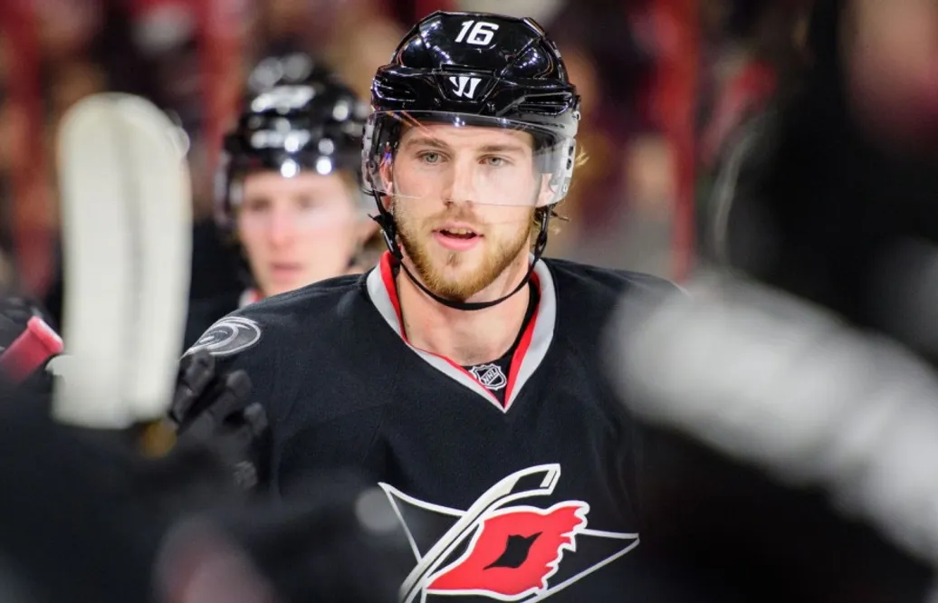 Först nytt kontrakt – nu hyllas Elias Lindholm av sin nye GM: ”Spelare vi tror kan slå igenom”