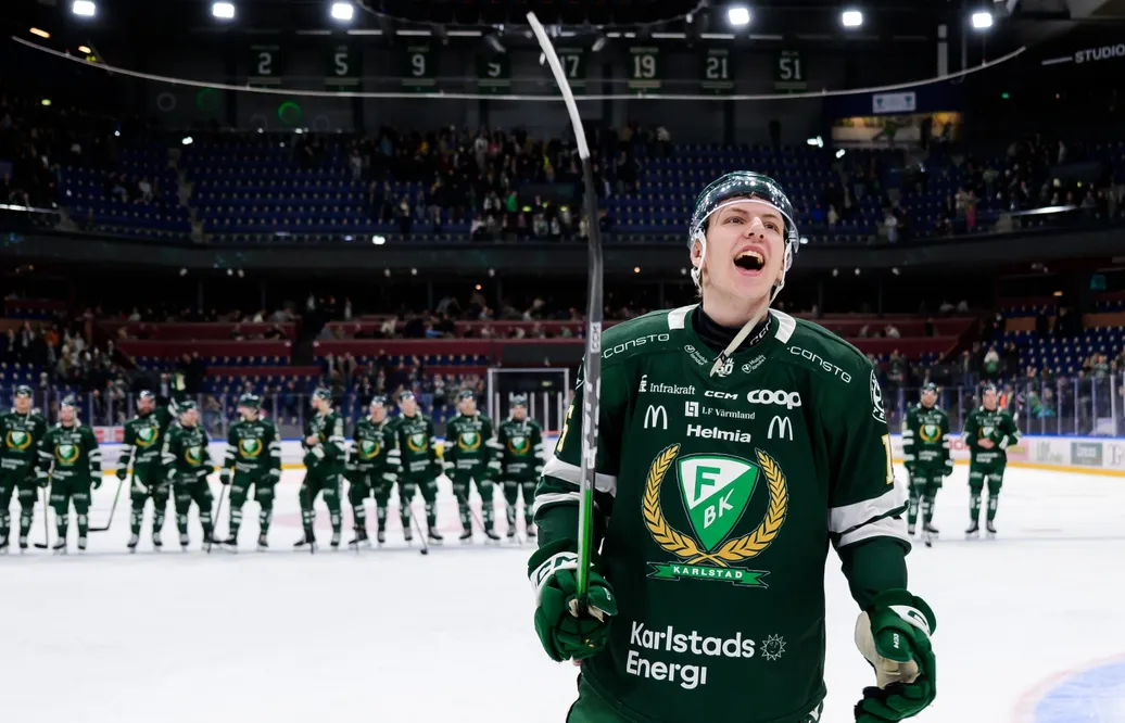 Jack Berglund stannar i Färjestad en säsong till.