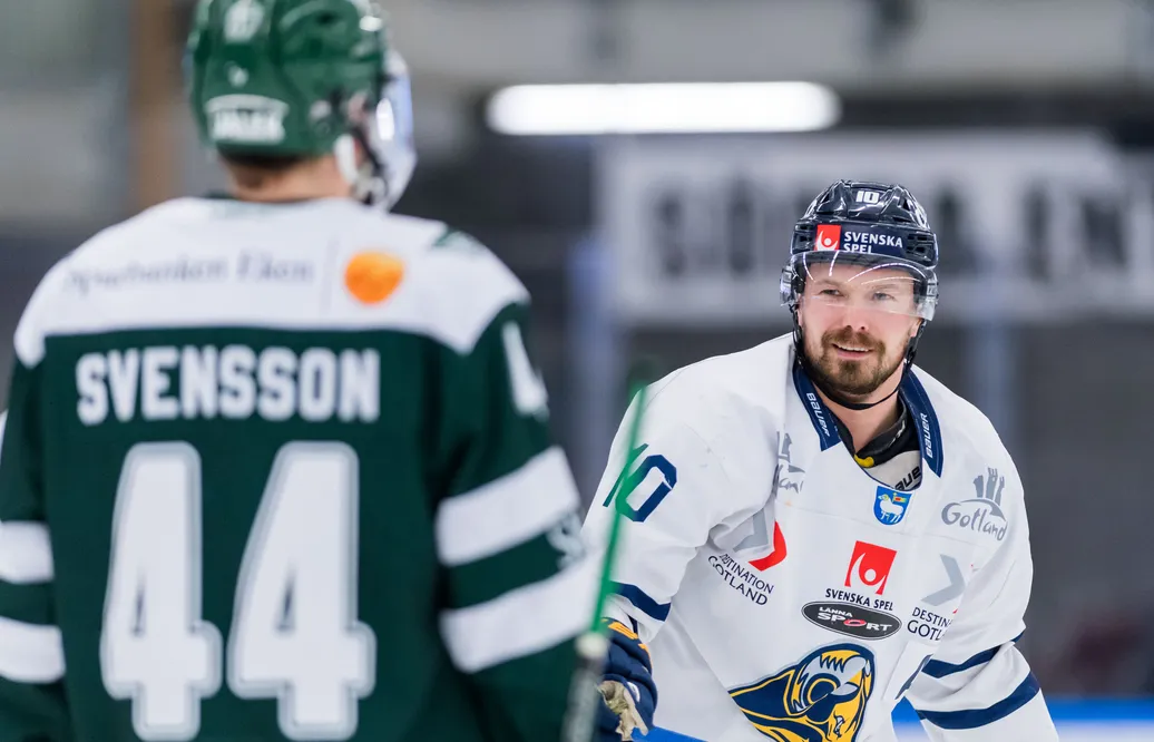 Anton Svensson under semifinal ett i kvalet till Hockeyallsvenskan.
