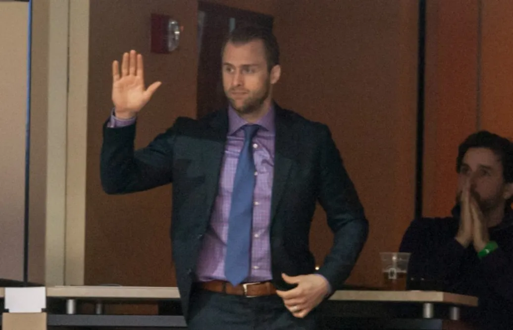 Kollapsade på isen under NHL-match – nu lägger han av