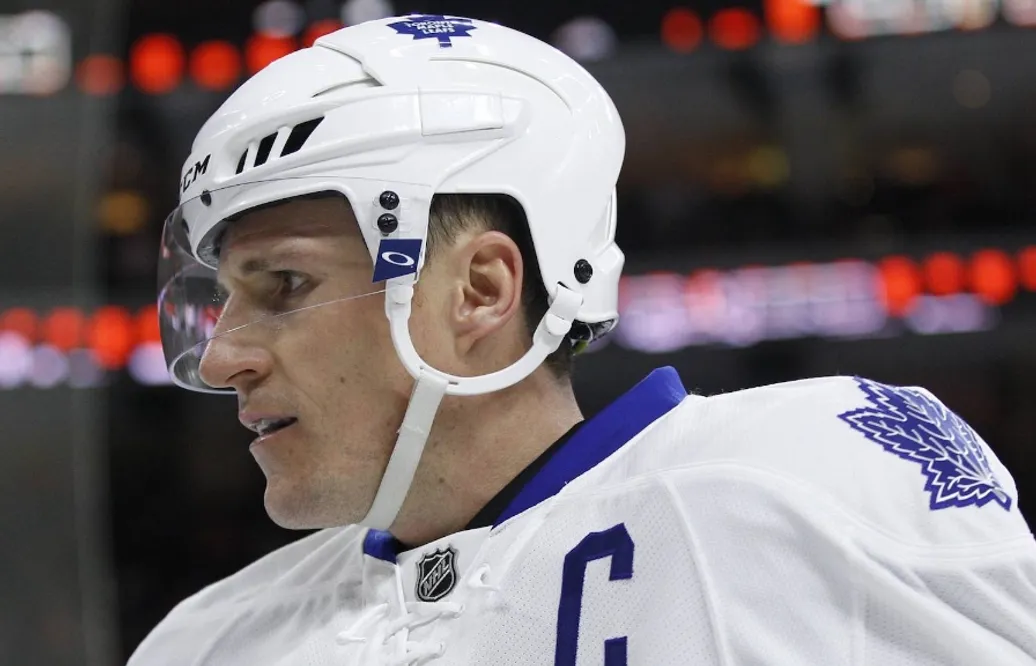 Dion Phaneuf lägger skridskorna på hyllan