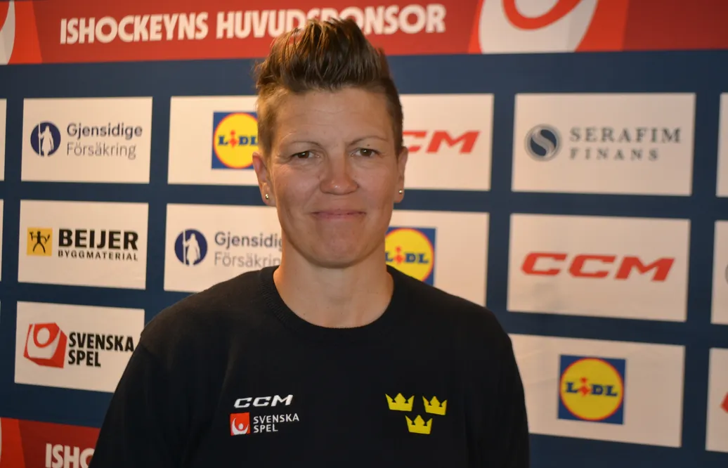 Erika Holst har presenterat sin första trupp.